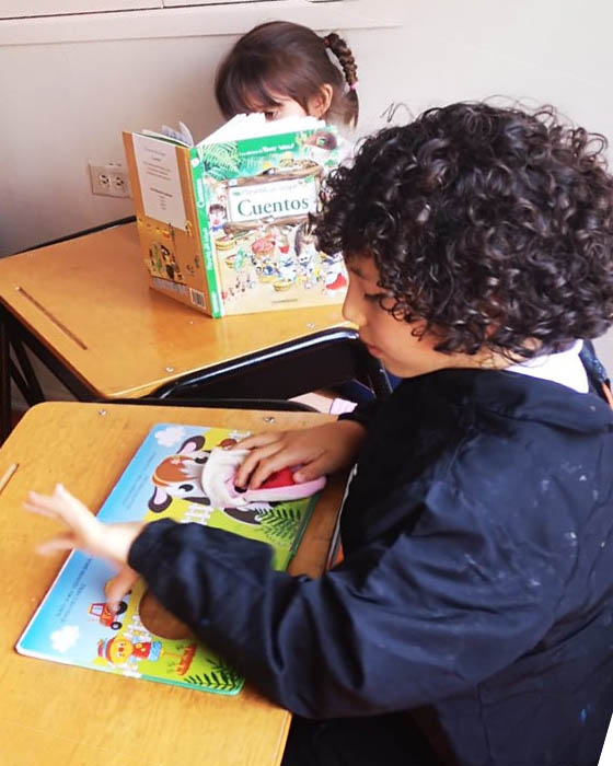 Dos Niños estudiando