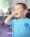Niño hablando por telefono