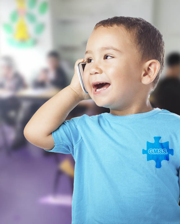 Niño hablando por telefono