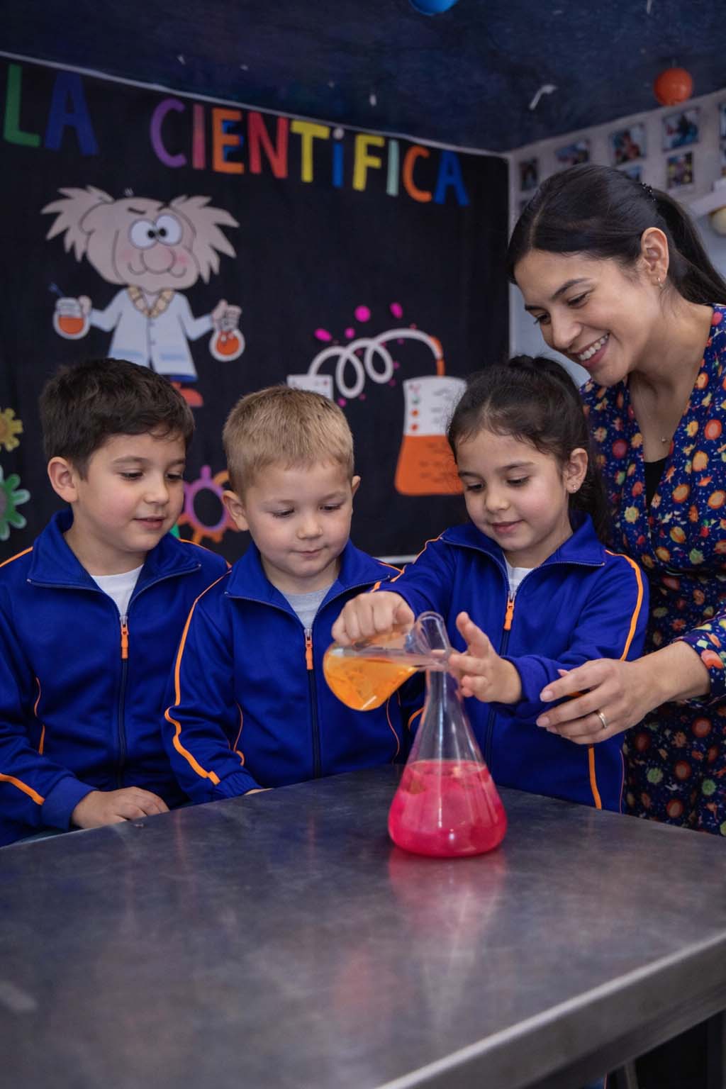 Estudiantes especiales en salon de ciencias